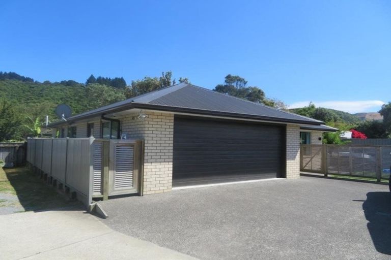 Photo of property in 27a Compton Crescent, Taita, Lower Hutt, 5011