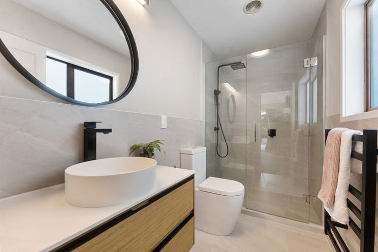 Photo of property in 30 Meadowvale Avenue, Forrest Hill, Auckland, 0620
