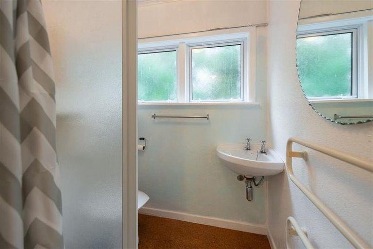 Photo of property in 118 Kelburn Parade, Kelburn, Wellington, 6012