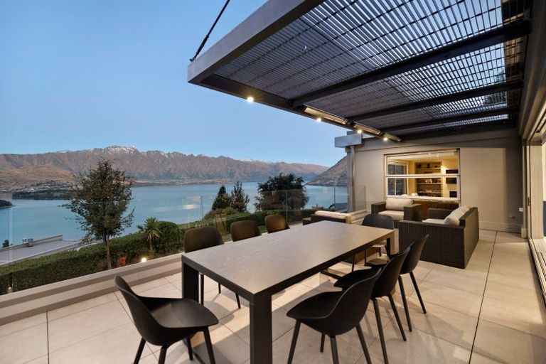 Photo of property in 6 Lordens Place, Fernhill, Queenstown, 9300