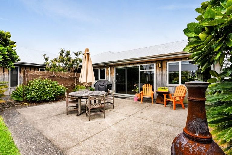 Photo of property in 74 Wairau Road, Oakura, 4314