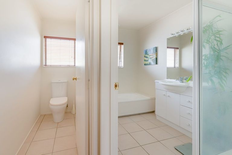 Photo of property in 2/310 Wairau Road, Glenfield, Auckland, 0629