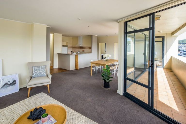 Photo of property in 17 Kent Terrace - Kent Apartments, 7e/16 Kent Terrace, Mount Victoria, Wellington, 6011