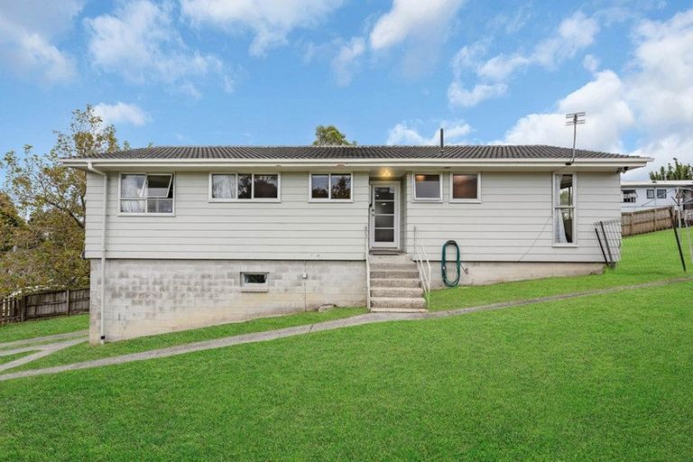 Photo of property in 51 Cedar Heights Avenue, Massey, Auckland, 0614