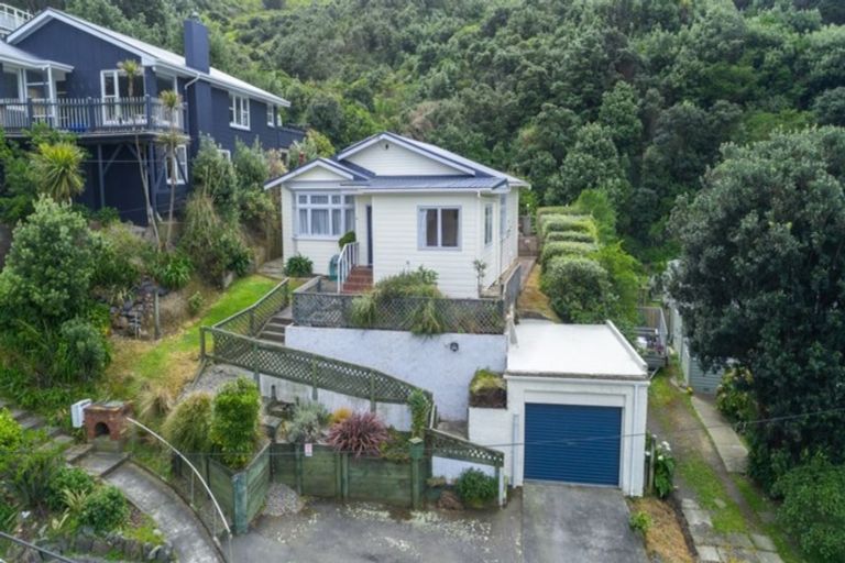 Photo of property in 16 Cave Road, Houghton Bay, Wellington, 6023