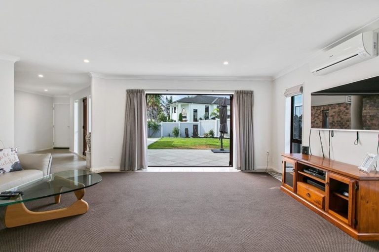 Photo of property in 13 Onemana Way, Te Atatu Peninsula, Auckland, 0610