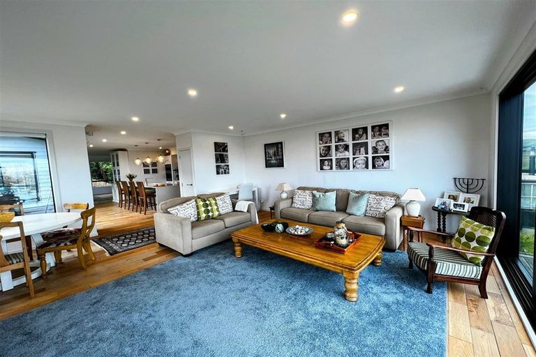 Photo of property in 8 The Track, Plimmerton, Porirua, 5026