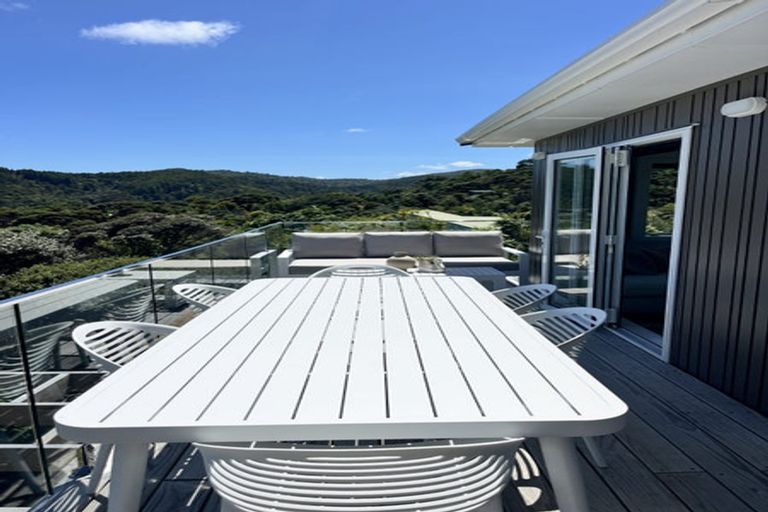 Photo of property in 15 Piha Road, Piha, New Lynn, 0772