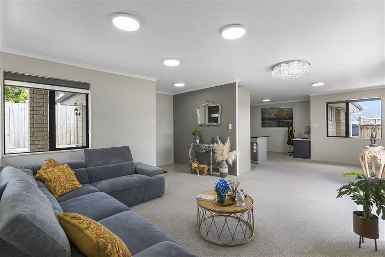 Photo of property in 2 Anna Lane, Glen Eden, Auckland, 0602