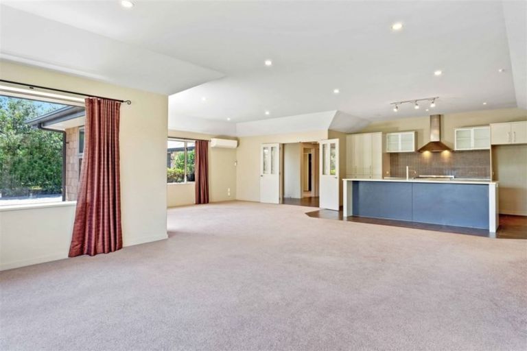 Photo of property in 22 Teviotview Place, Amberley, 7410