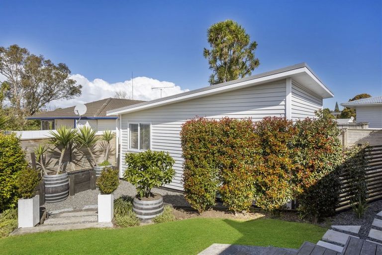 Photo of property in 5 Ngatoa Place, Glenfield, Auckland, 0629