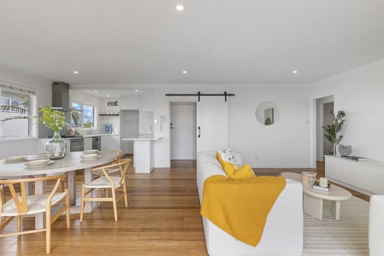 Photo of property in 2/104 Sylvan Avenue, Northcote, Auckland, 0627