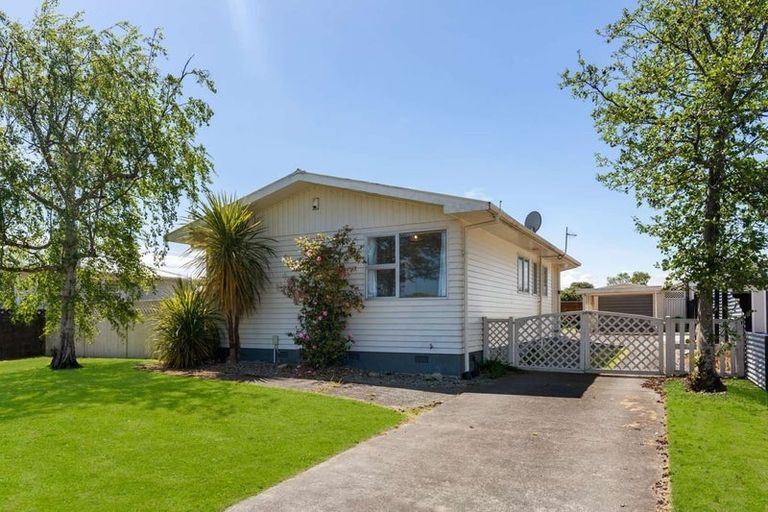 Photo of property in 17 Abraham Crescent, Milson, Palmerston North, 4414