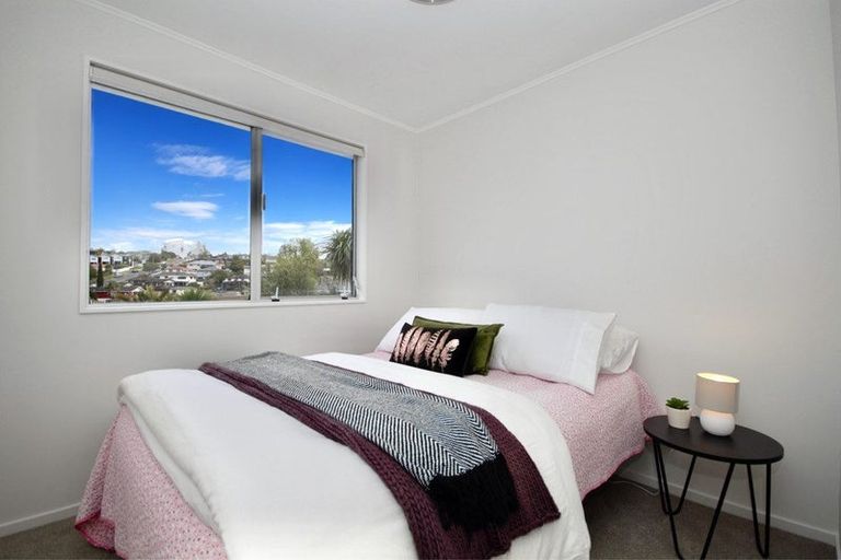 Photo of property in 1/17 Athena Drive, Totara Vale, Auckland, 0629