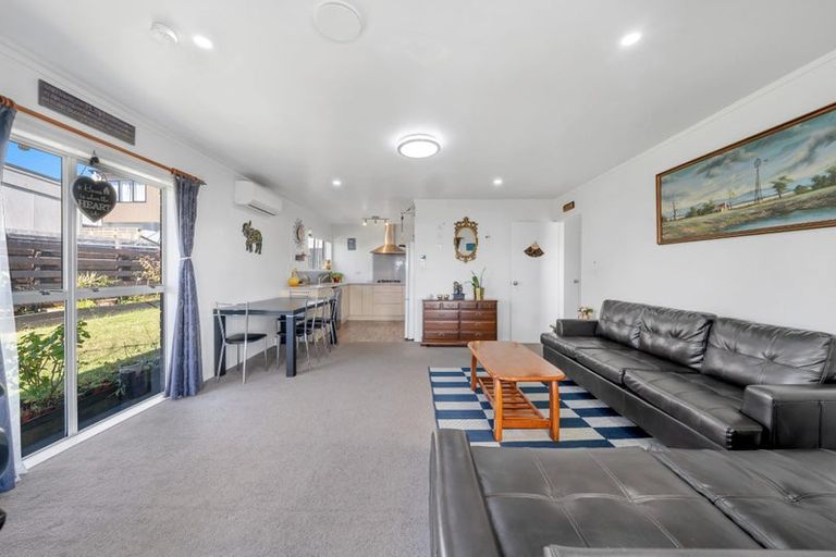 Photo of property in 2/56 Archibald Road, Kelston, Auckland, 0602