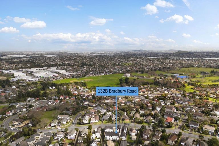 Photo of property in 132 Bradbury Road, Botany Downs, Auckland, 2010