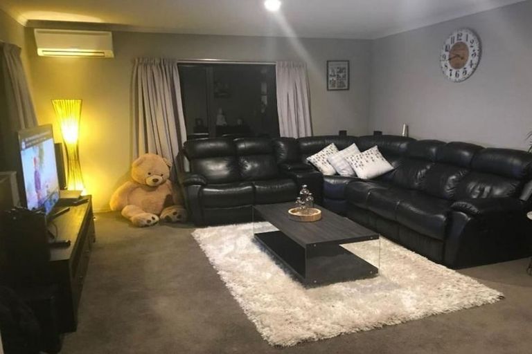 Photo of property in 22 Percy Kinsman Crescent, Riverstone Terraces, Upper Hutt, 5018