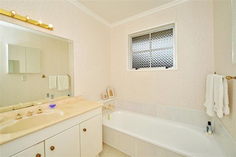 Photo of property in 17 Caulfield Place, Awapuni, Palmerston North, 4412