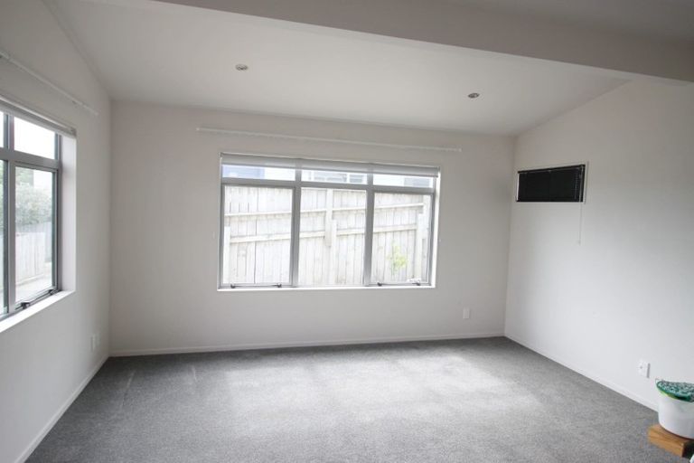 Photo of property in 6b Warrington Grove, Newlands, Wellington, 6037