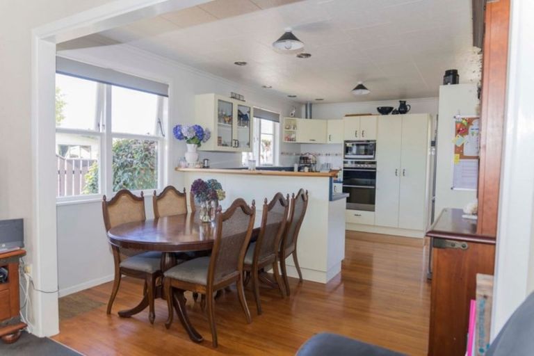 Photo of property in 17 Smith Street, Dannevirke, 4930