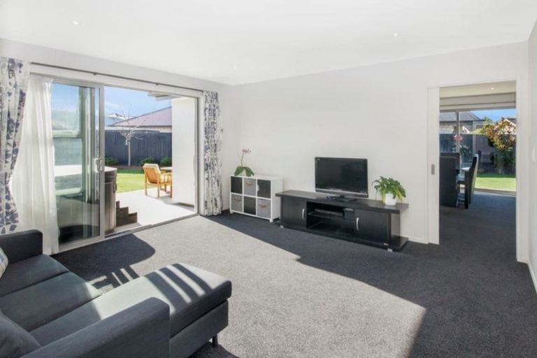 Photo of property in 9 Foresters Crescent, Parklands, Christchurch, 8083
