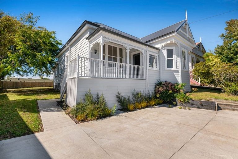 Photo of property in 5 Porter Crescent, Helensville, 0800