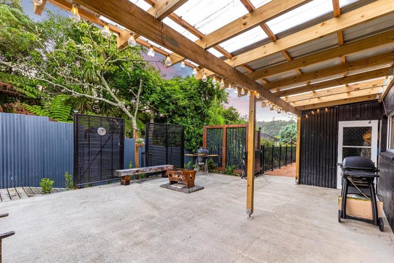 Photo of property in 19 Grassmere Road, Henderson Valley, Auckland, 0612