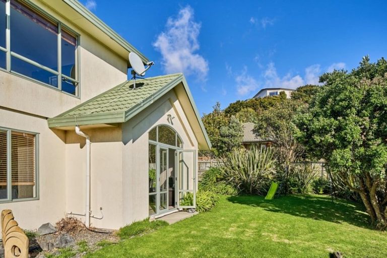 Photo of property in 23 Lanyon Place, Whitby, Porirua, 5024