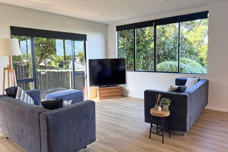 Photo of property in 3/83a Pupuke Road, Northcote, Auckland, 0627