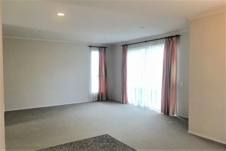Photo of property in 12 Seresin Crescent, Flat Bush, Auckland, 2016