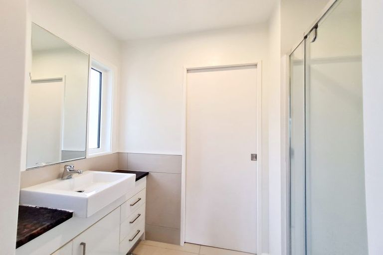 Photo of property in 31 Mandeville Place, Unsworth Heights, Auckland, 0632