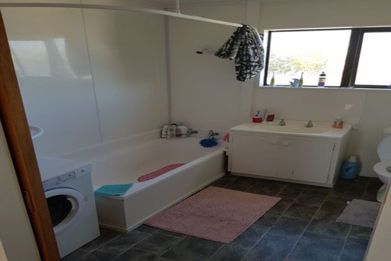 Photo of property in 3b Stroud Way, Newlands, Wellington, 6037