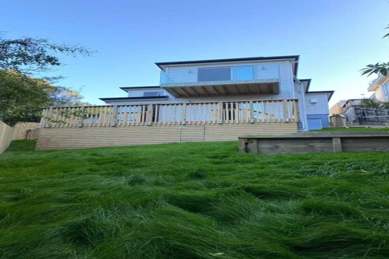 Photo of property in 579 Glenfield Road, Totara Vale, Auckland, 0629