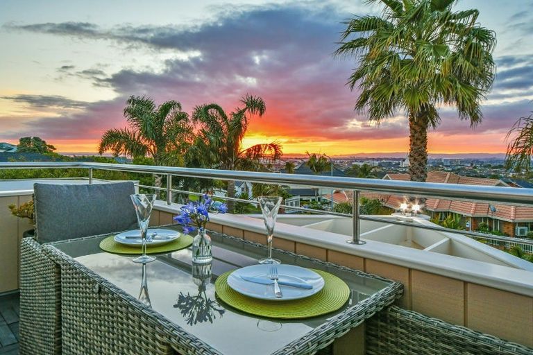 Photo of property in 6 Ribbonwood Crescent, Goodwood Heights, Auckland, 2105