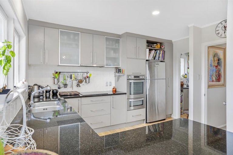 Photo of property in 2/5 Colmar Road, Mellons Bay, Auckland, 2014