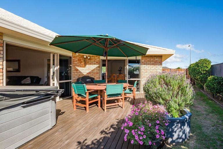 Photo of property in 5 Holcombe Drive, Paraparaumu, 5032