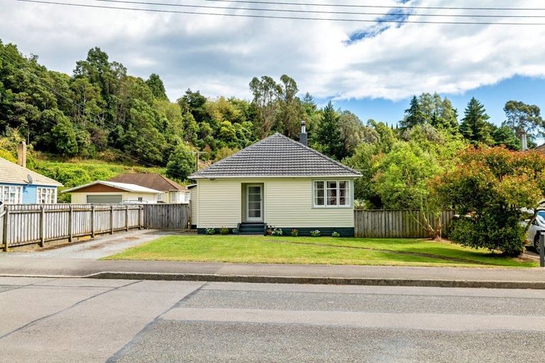 Photo of property in 124 Tipahi Street, Nelson South, Nelson, 7010