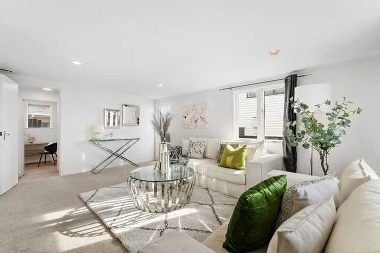 Photo of property in 9 Bay Street, Red Beach, 0932