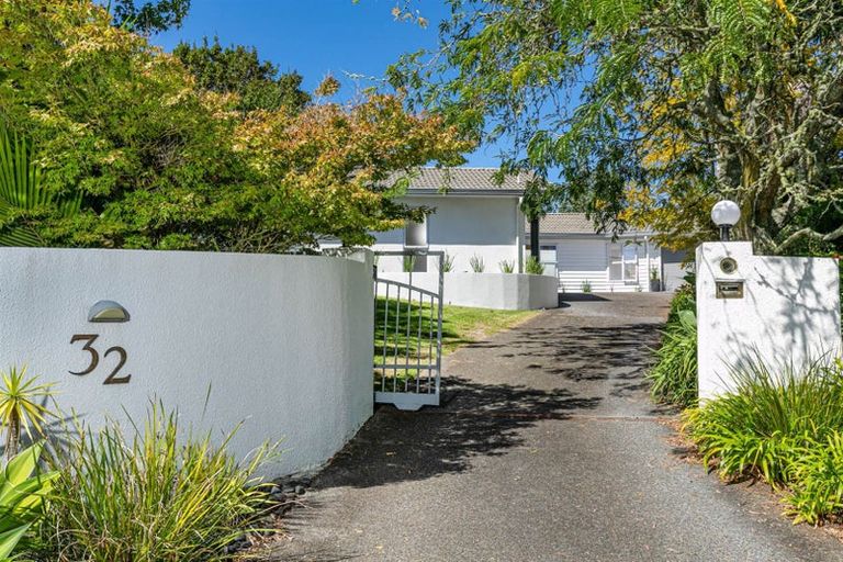 Photo of property in 32 Waipuia Place, Greenhithe, Auckland, 0632