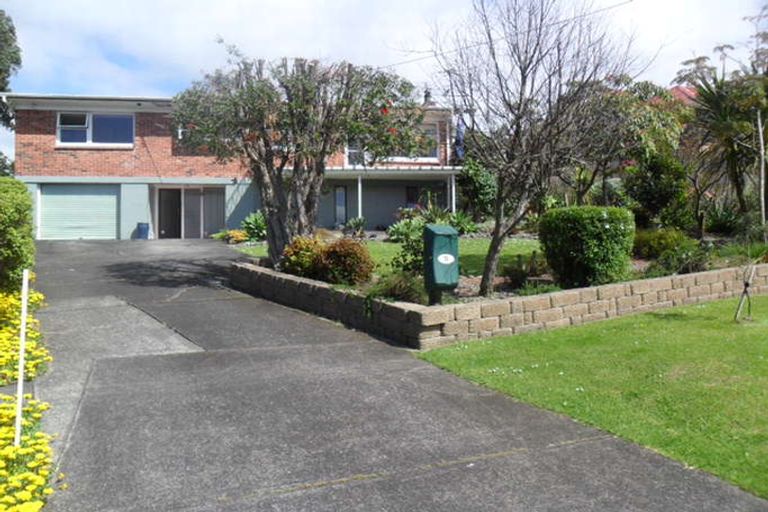 Photo of property in 15 Harrybrook Road, Green Bay, Auckland, 0604