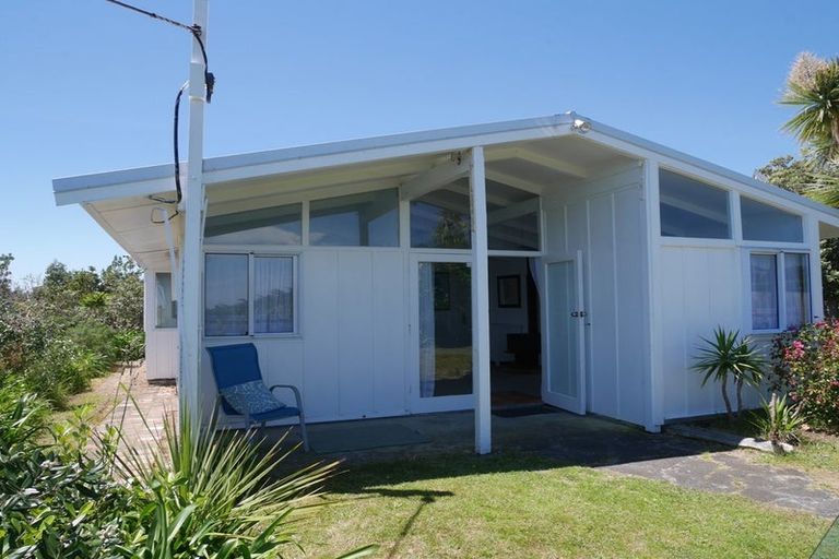 Photo of property in 25 Hemara Street, Waikanae Beach, Waikanae, 5036