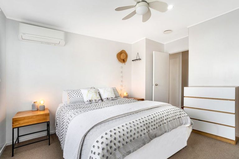 Photo of property in 2/219 Glenfield Road, Hillcrest, Auckland, 0627