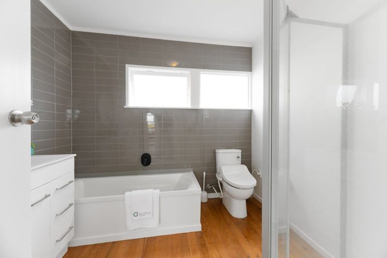 Photo of property in 8 Hauraki Crescent, Pinehill, Auckland, 0632