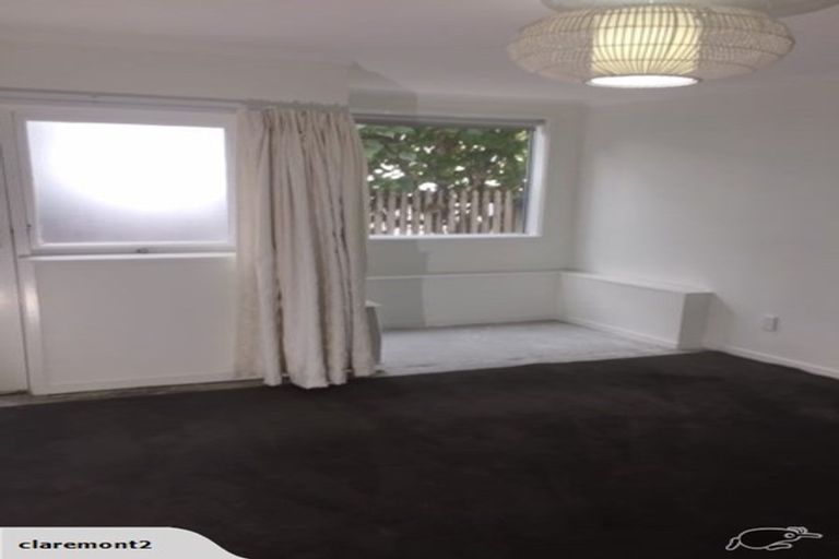 Photo of property in 24 Holdaway Avenue, Northcote, Auckland, 0627