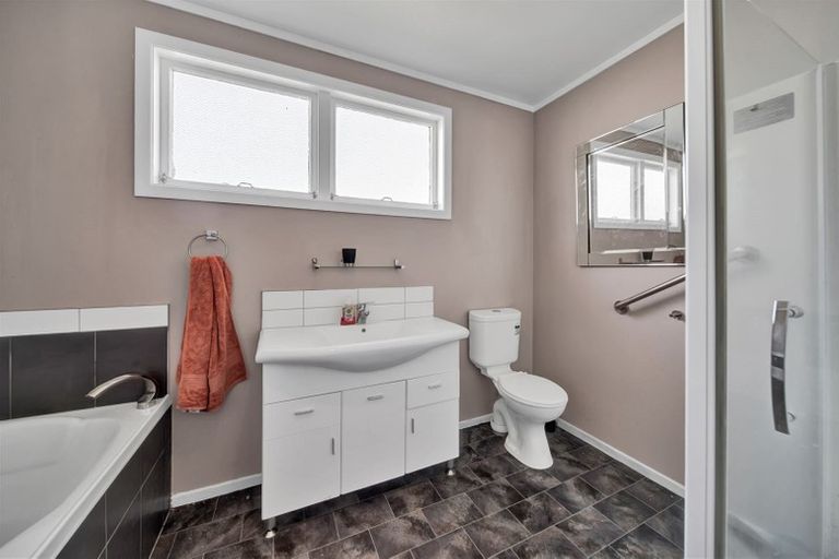 Photo of property in 37 Wallscourt Place, Normanby, Hawera, 4614