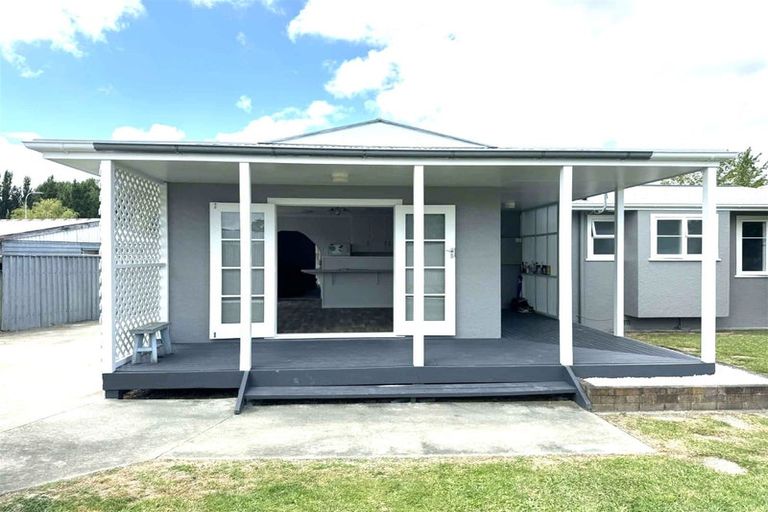 Photo of property in 4 Mokau Place, Terrace End, Palmerston North, 4410