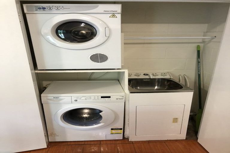 Photo of property in 45 Ravenwood Drive, Forrest Hill, Auckland, 0620