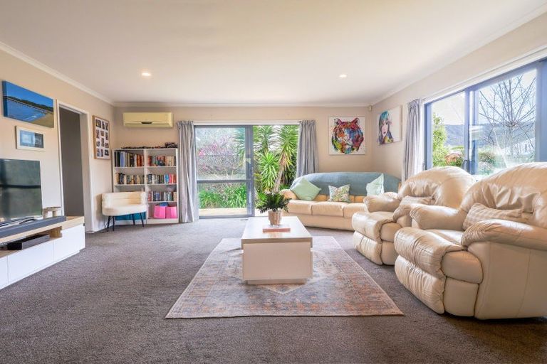 Photo of property in 1a Peel Place, Wainuiomata, Lower Hutt, 5014