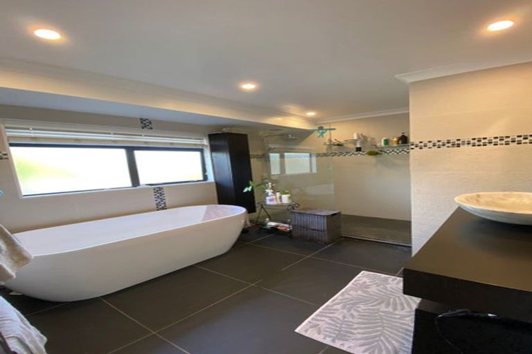 Photo of property in 39 Lansell Drive, East Tamaki Heights, Auckland, 2016