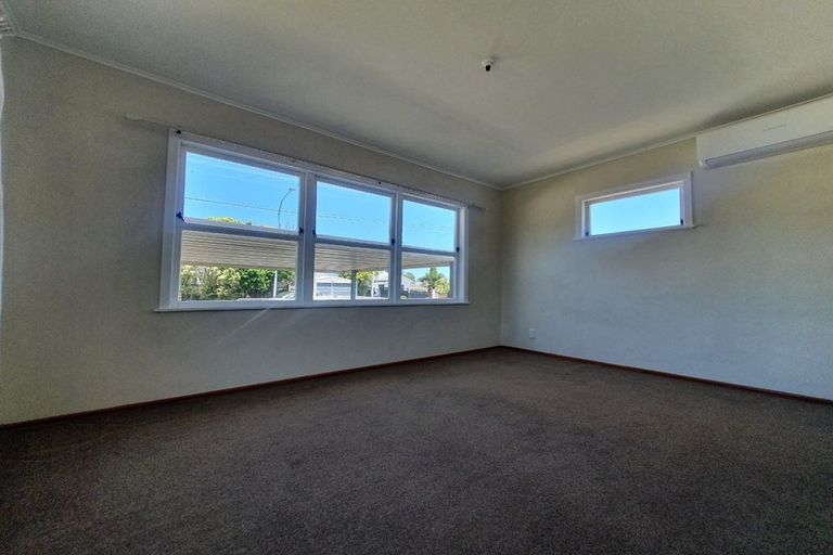 Photo of property in 9 Gloria Avenue, Te Atatu Peninsula, Auckland, 0610